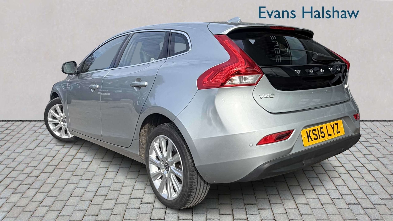 Used Volvo V40 2015 for sale - 77856557: Photo 2