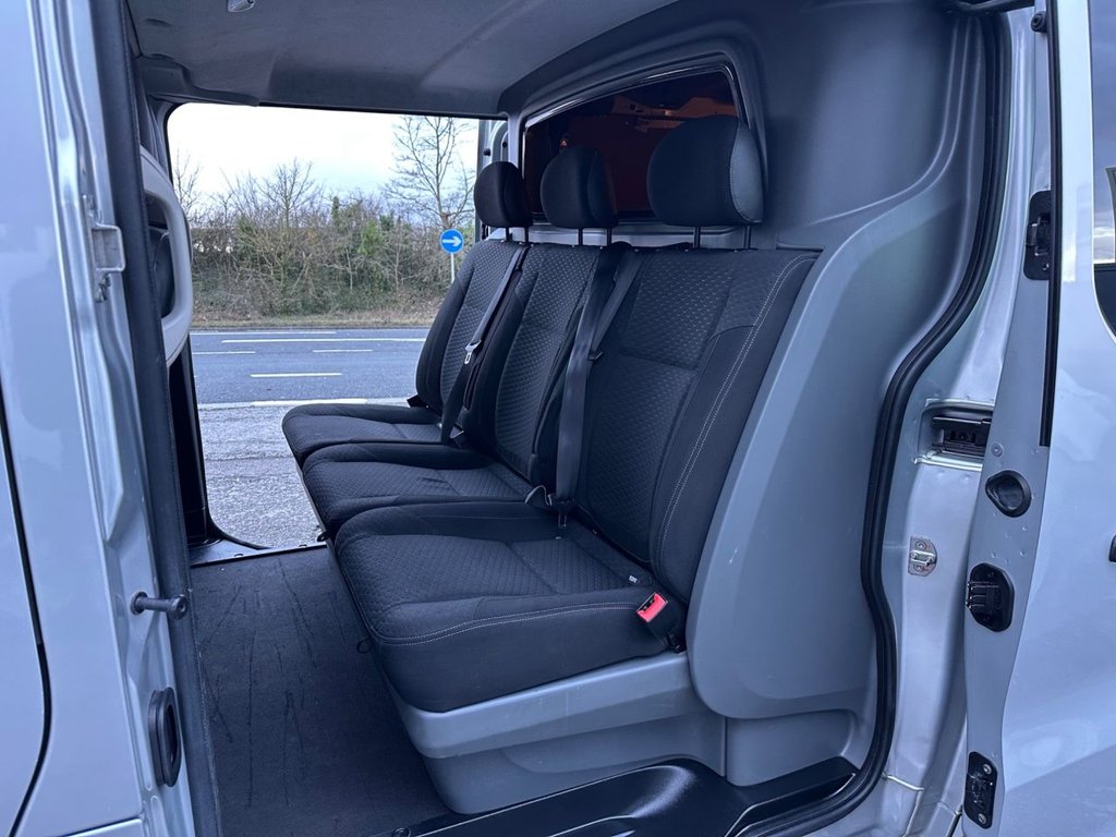 Used Vauxhall Vivaro 2015 for sale - 77302145: Photo 2