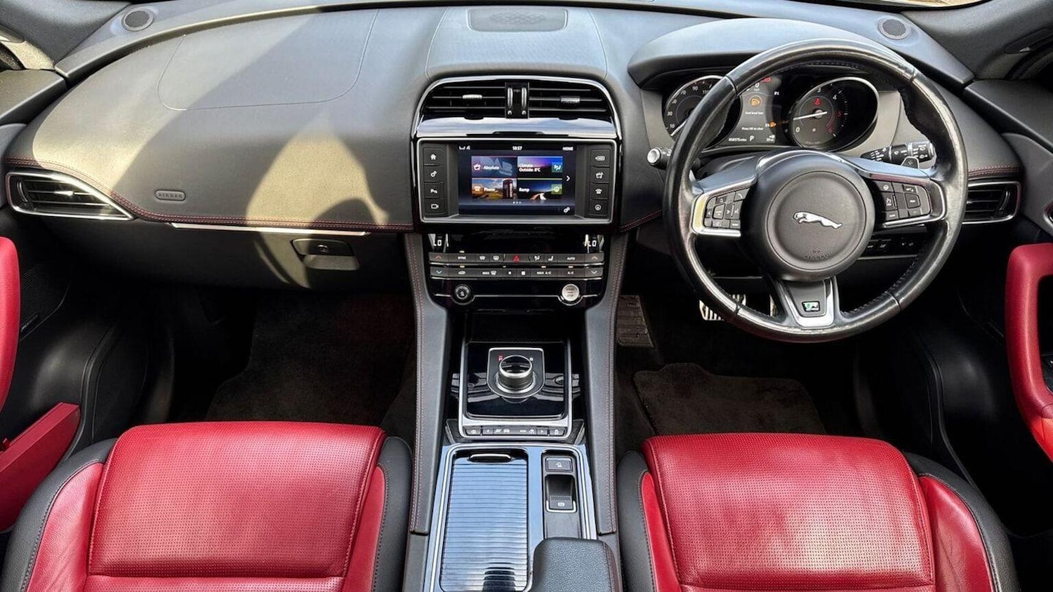 Used Jaguar F-Pace 2017 for sale - 76541626: Photo 2