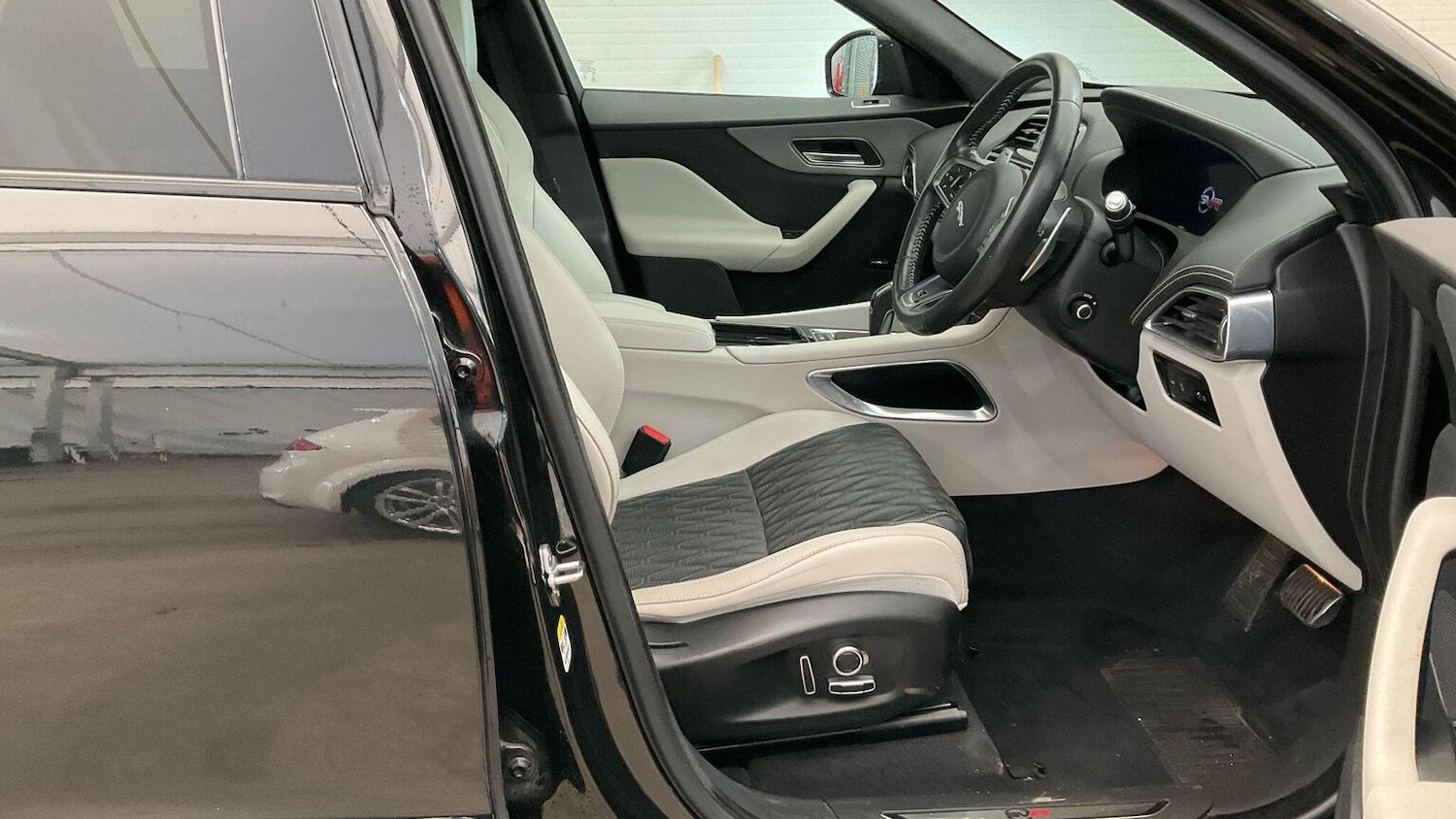 Used Jaguar F-Pace 2021 for sale - 76455399: Photo 2