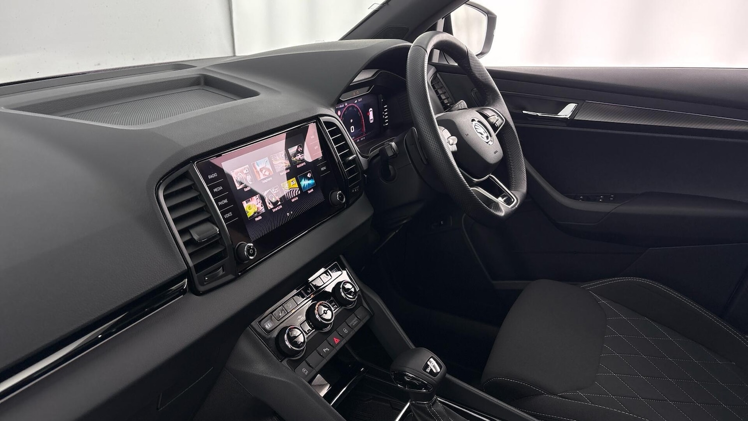 Used Skoda Karoq 2025 for sale - 77505230: Photo 2