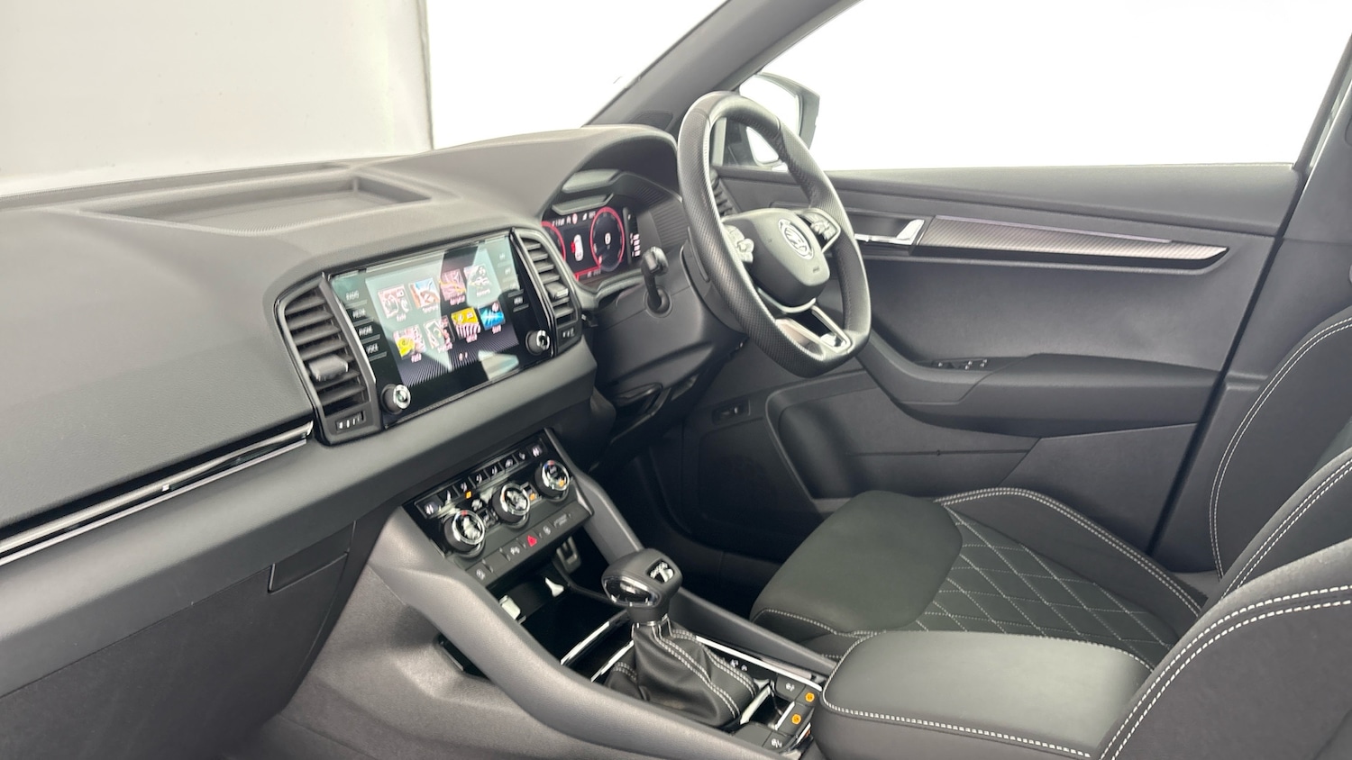 Used Skoda Karoq 2025 for sale - 77515499: Photo 2