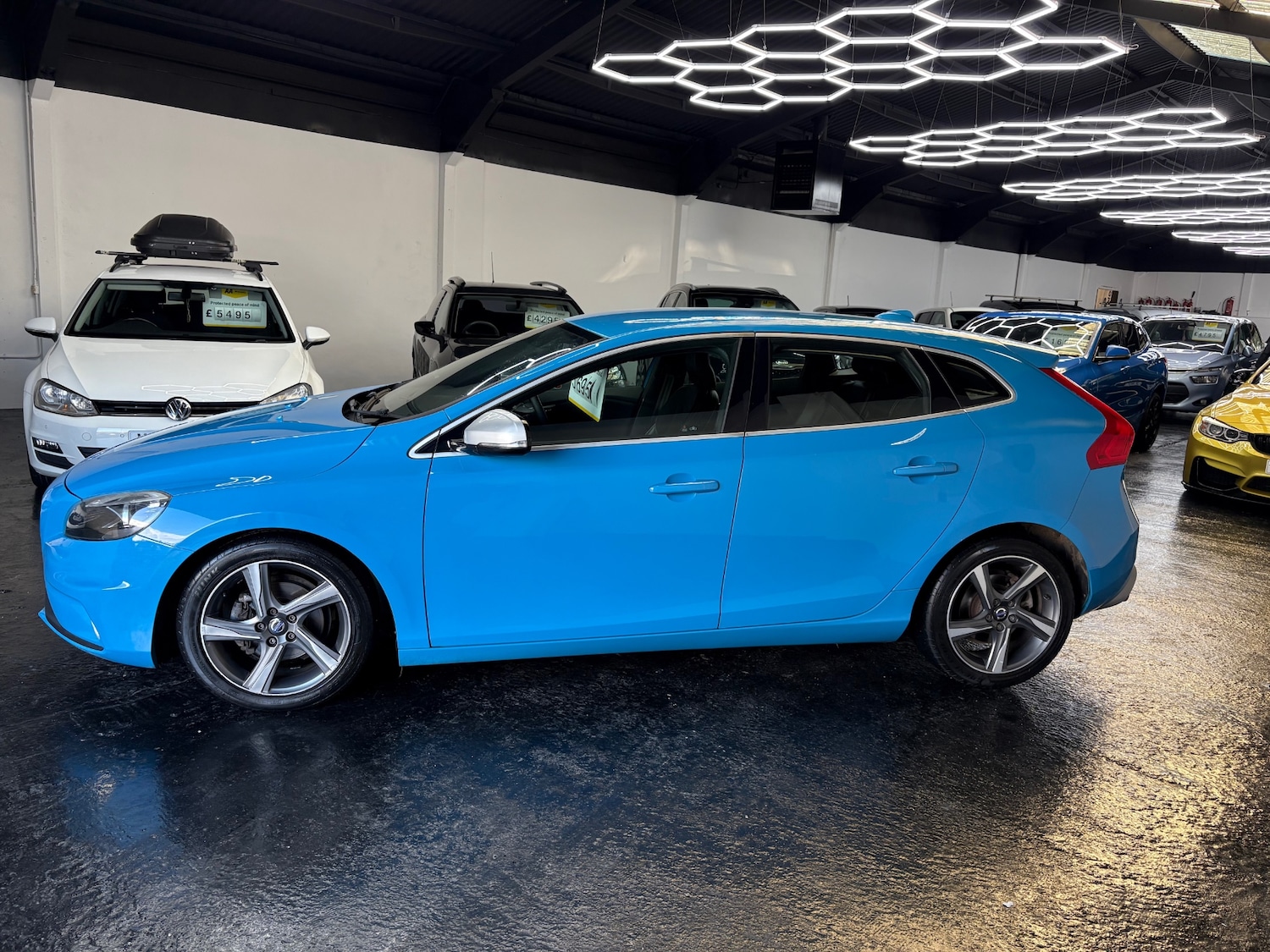 Used Volvo V40 2015 for sale - 77086437: Photo 2