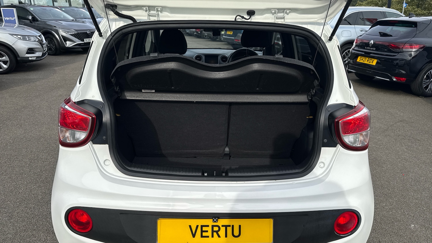 Used Hyundai i10 2018 for sale - 76194739: Photo 4