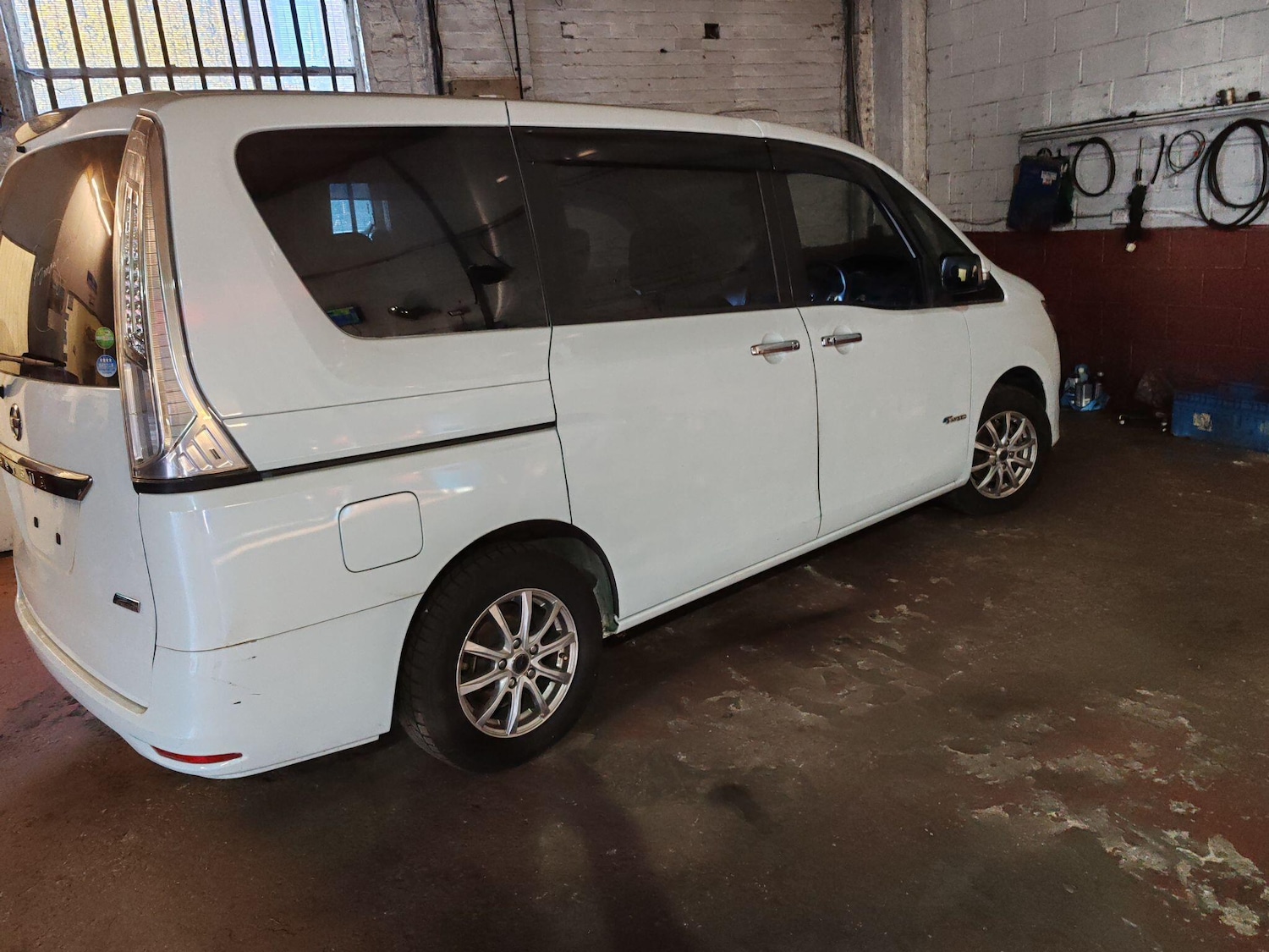 Used Nissan Serena for sale - 76887429: Photo 1