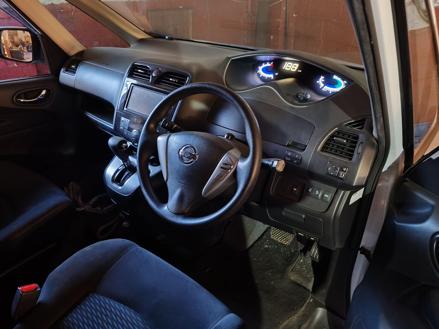 Used Nissan Serena for sale - 76887429: Photo 23