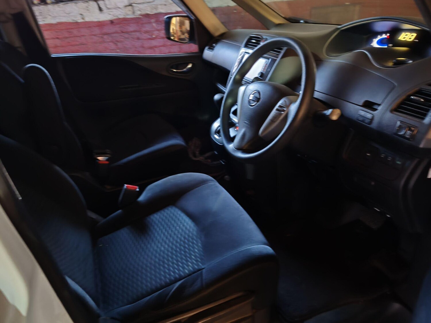 Used Nissan Serena for sale - 76887429: Photo 24