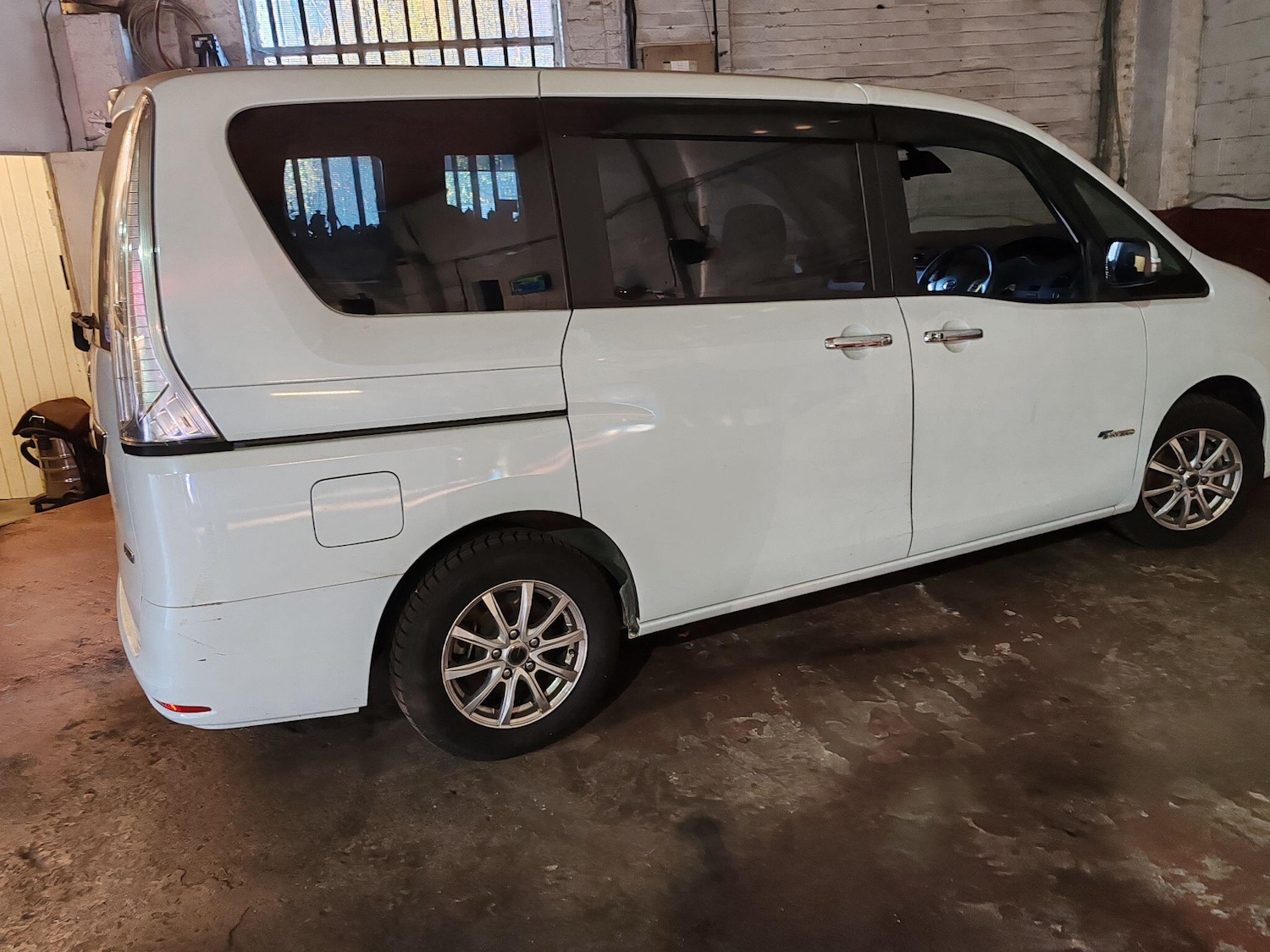 Used Nissan Serena for sale - 76887429: Photo 4