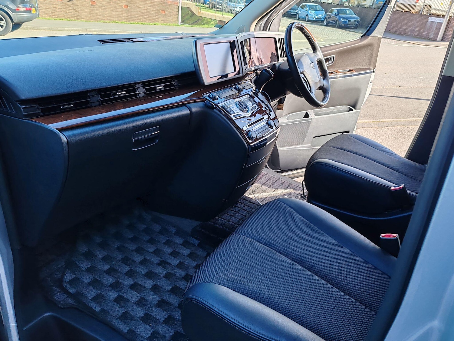 Used Nissan Elgrand 2025 for sale - 76660578: Photo 40