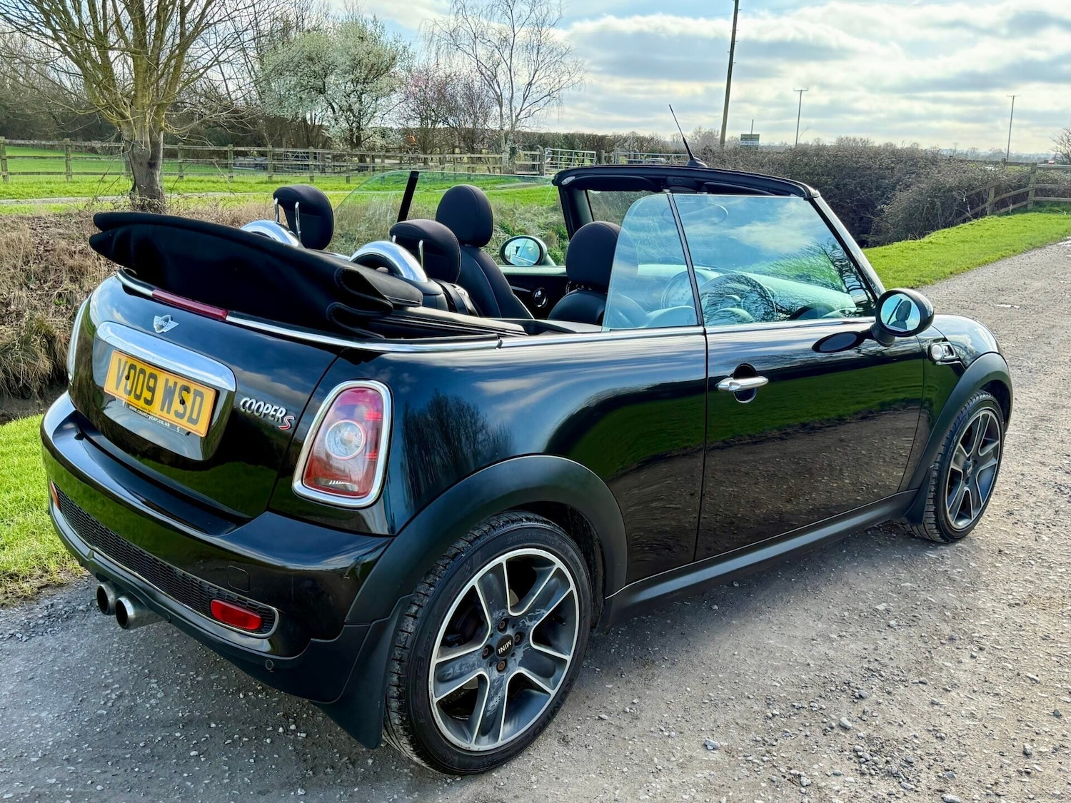 Used MINI Convertible 2009 for sale - 77662061: Photo 2