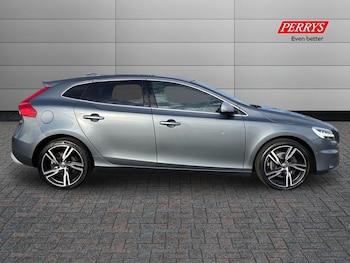 Used Volvo V40 2019 for sale - 76128561: Photo