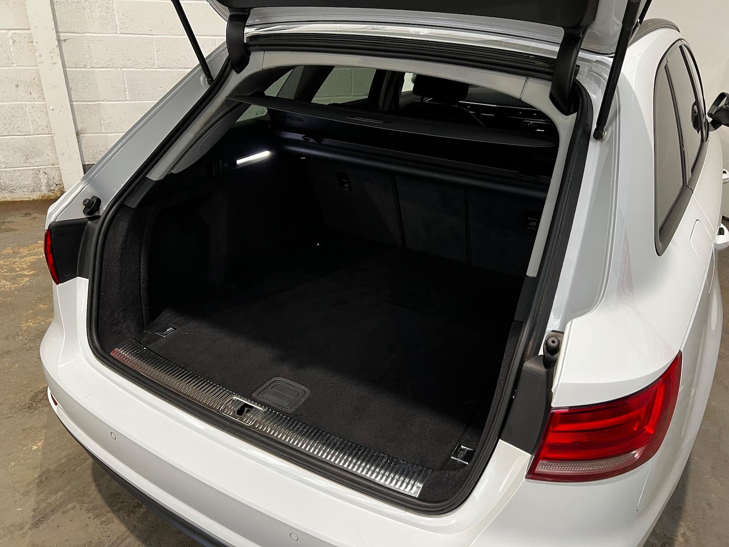 Used Audi A4 2017 for sale - 77305944: Photo 9