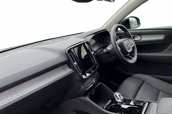 Used Volvo XC40 2024 for sale - 76244519: Photo 2
