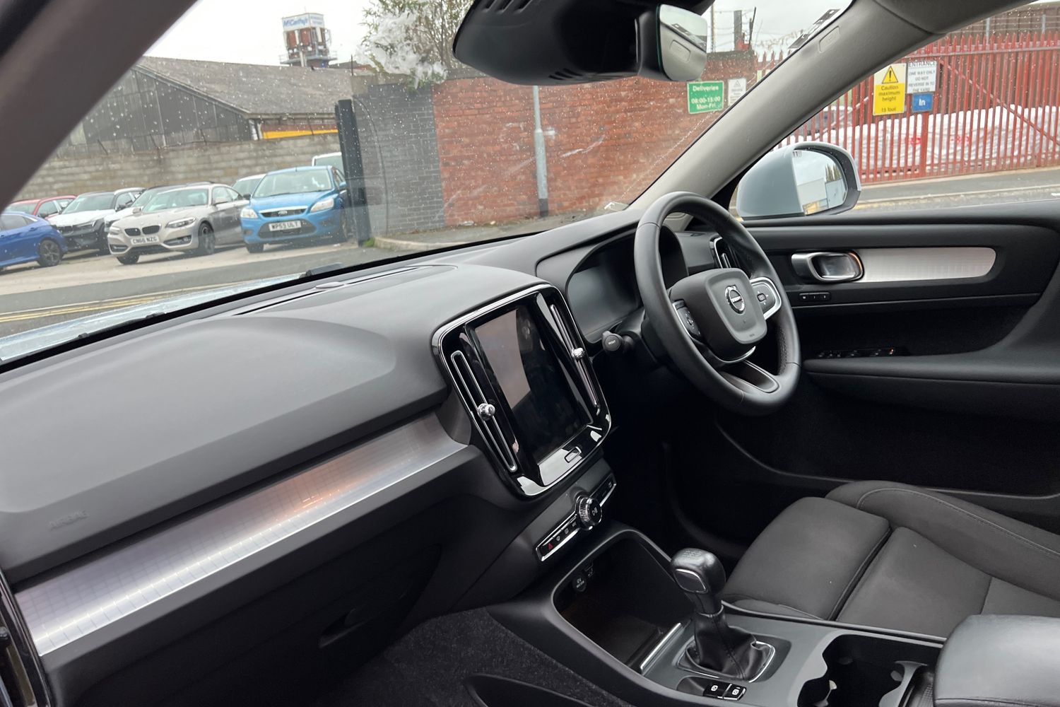 Used Volvo XC40 2021 for sale - 76302371: Photo 2