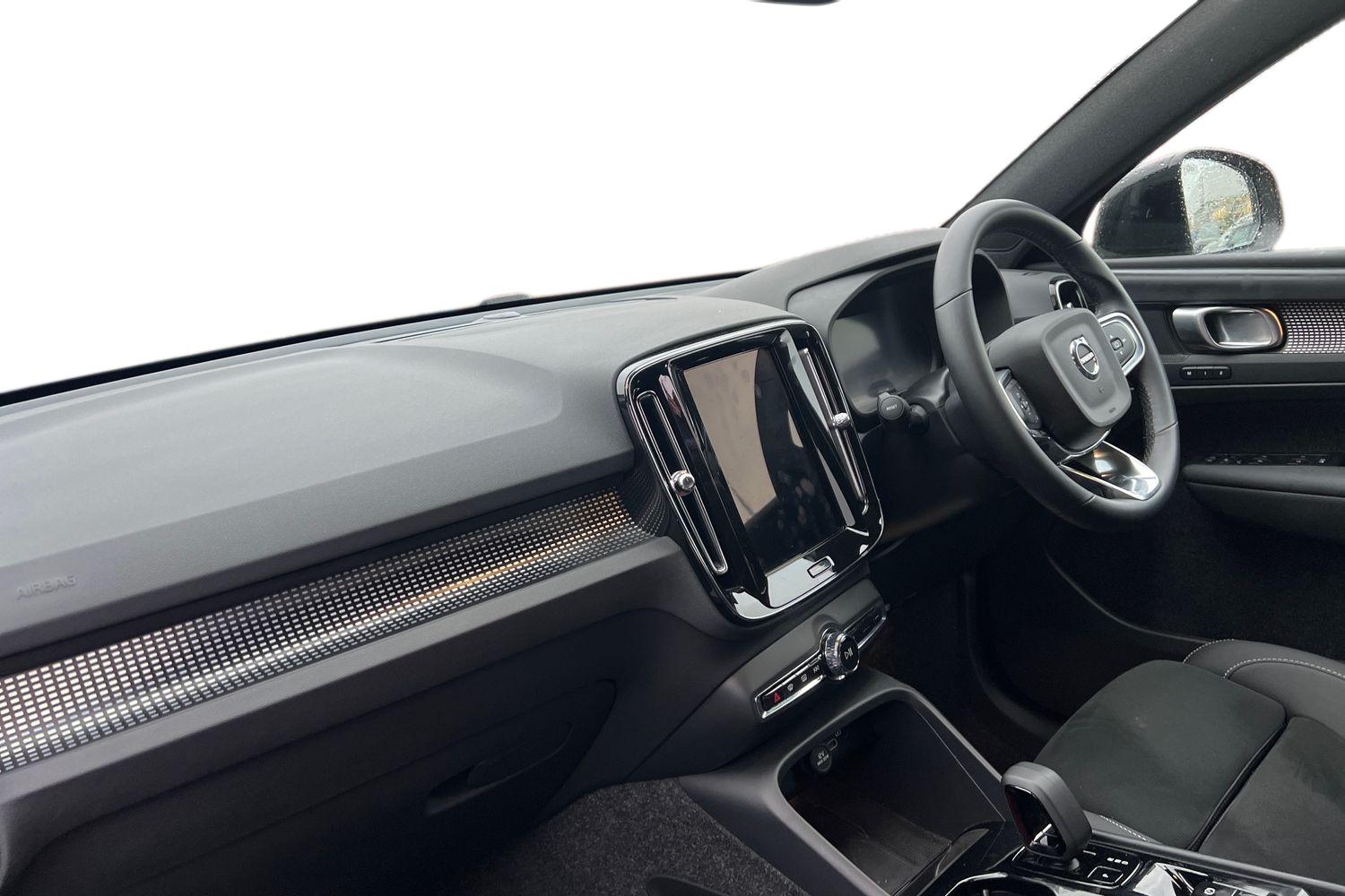 Used Volvo XC40 2025 for sale - 76796394: Photo 2