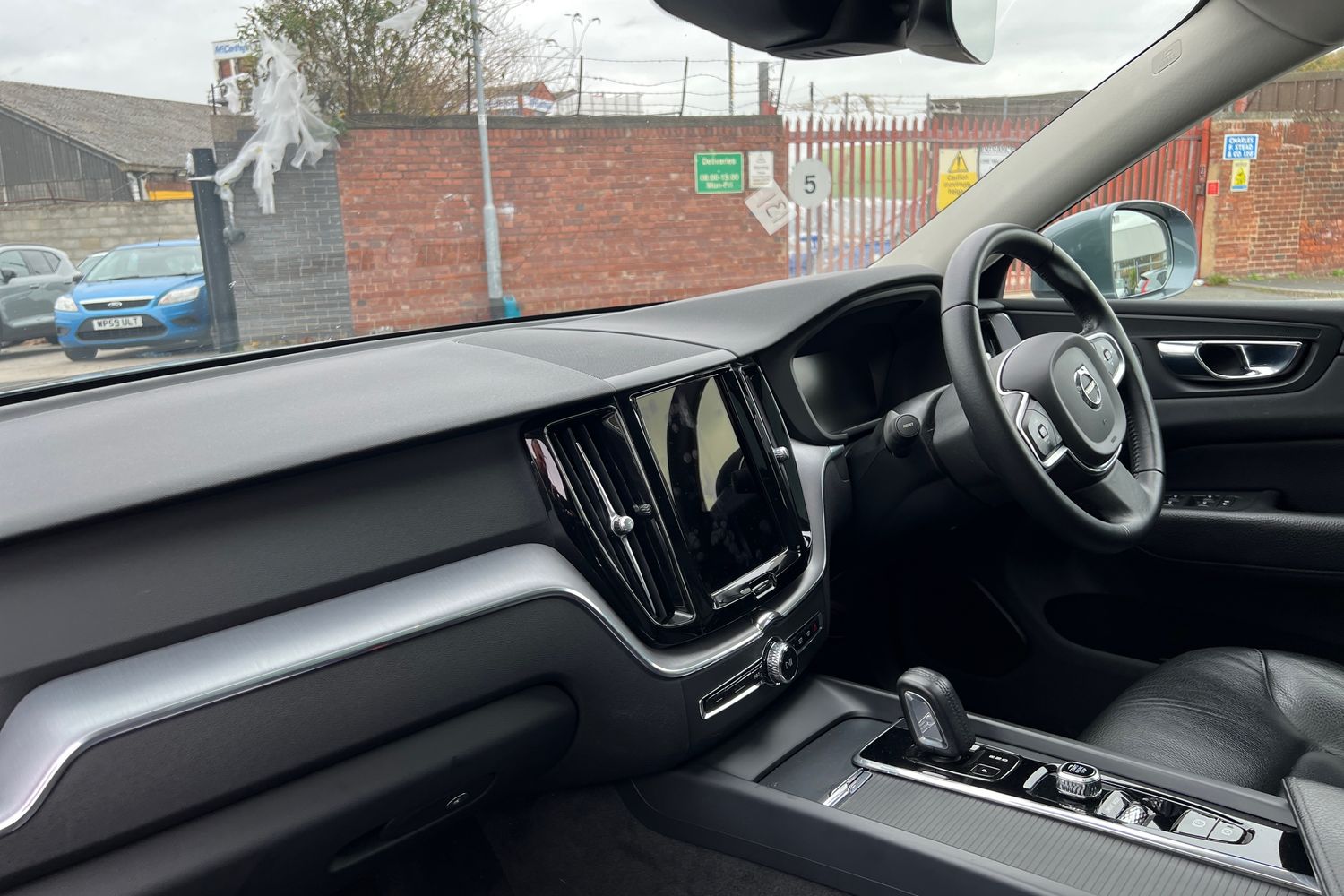 Used Volvo XC60 2020 for sale - 76289710: Photo 2