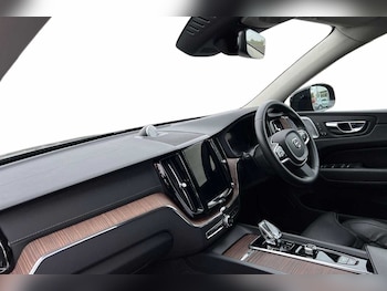 Used Volvo XC60 2022 for sale - 76161530: Photo 2