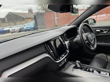 Used Volvo V60 2021 for sale - 76302421: Photo