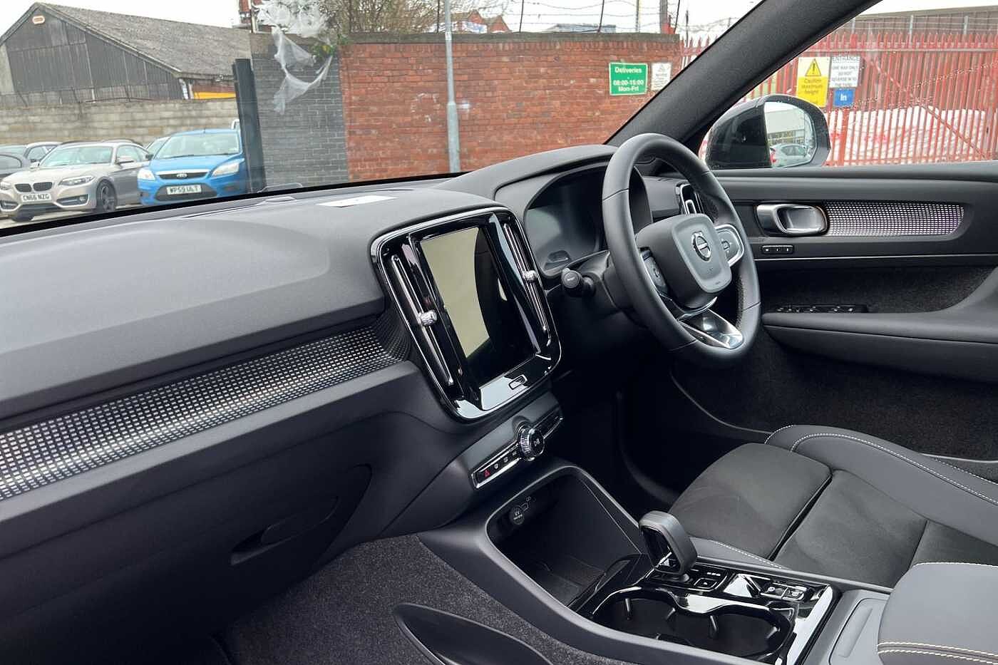 Used Volvo XC40 2025 for sale - 76312465: Photo 2