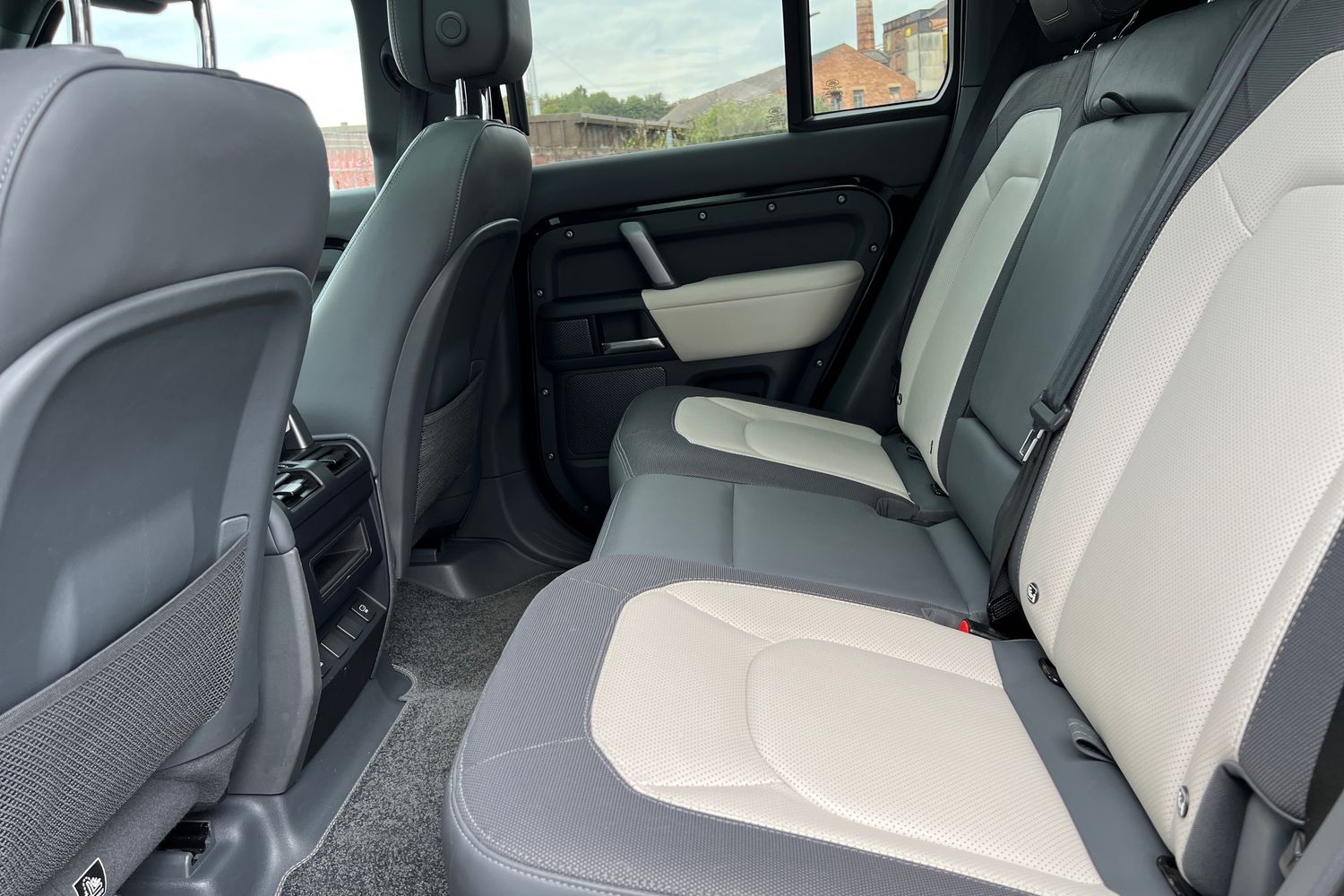 Used Land Rover Defender 2022 for sale - 76140288: Photo 17