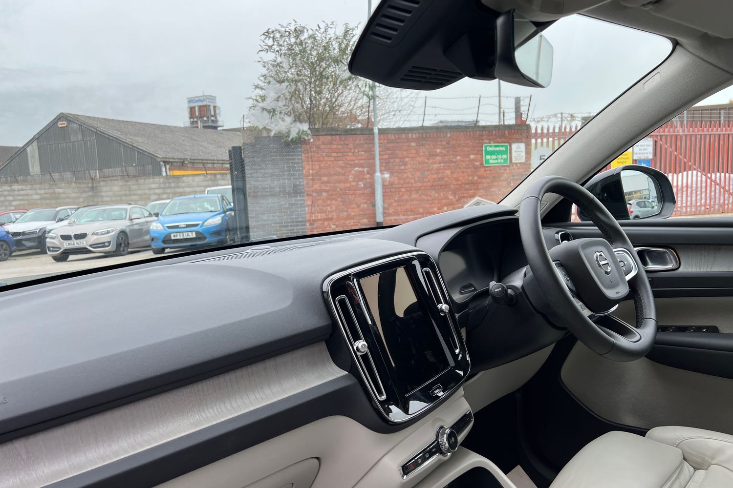 Used Volvo XC40 2022 for sale - 76302340: Photo 2