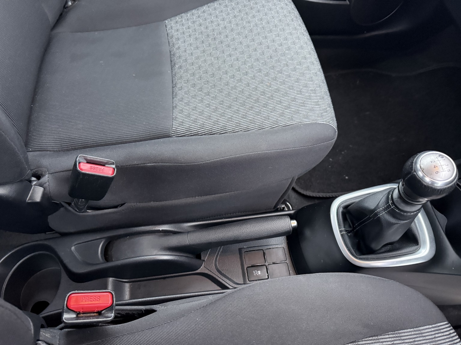 Used Toyota Yaris 2015 for sale - 77801798: Photo 28