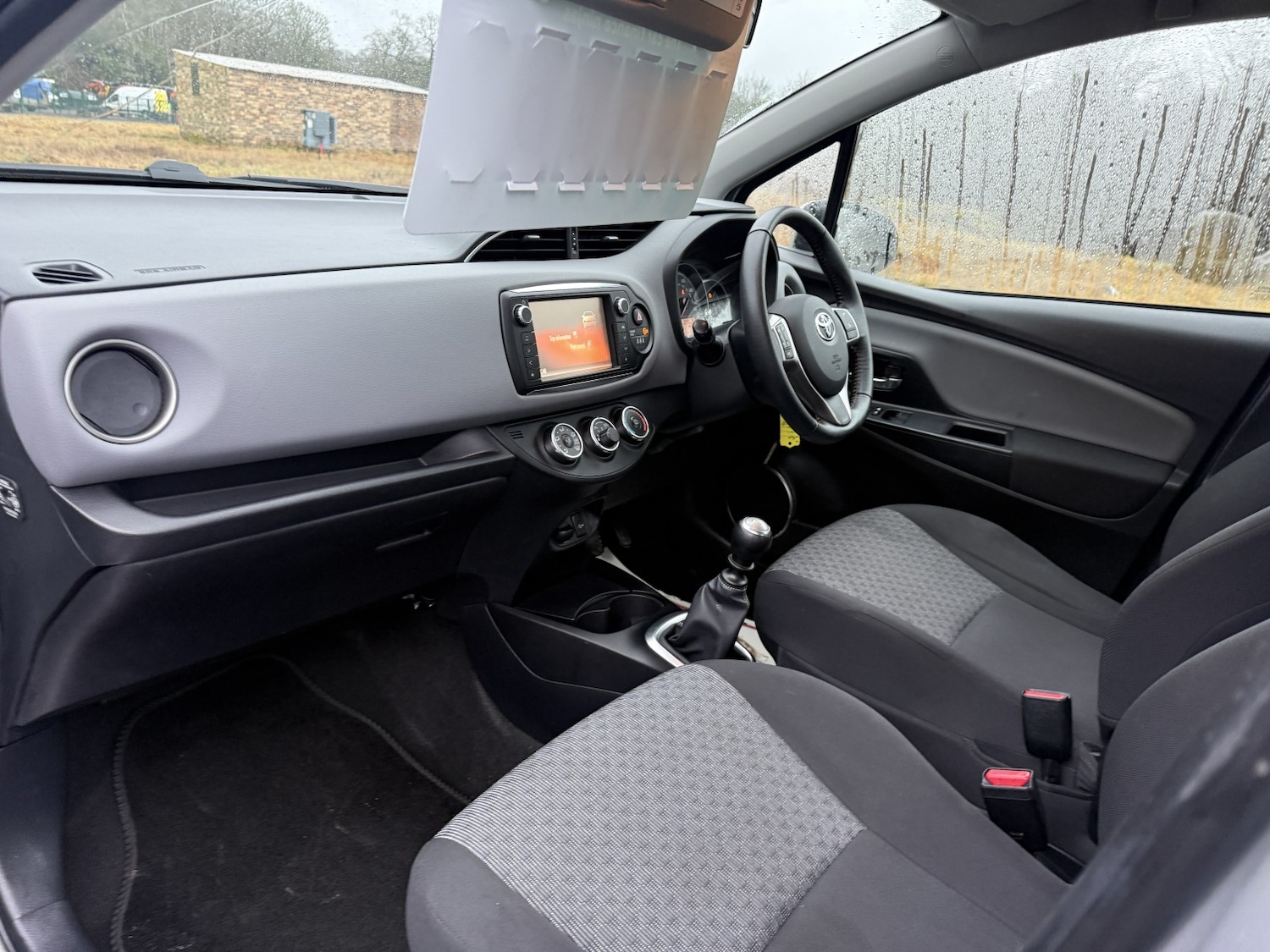 Used Toyota Yaris 2015 for sale - 77801798: Photo 31