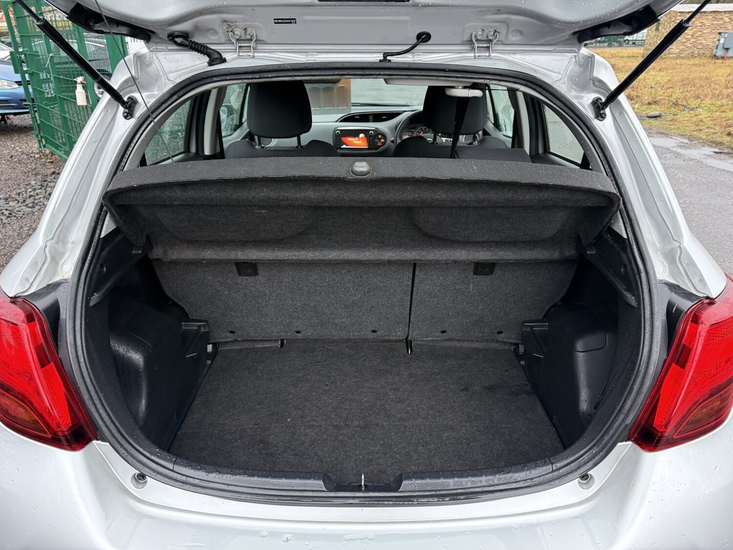 Used Toyota Yaris 2015 for sale - 77801798: Photo 38