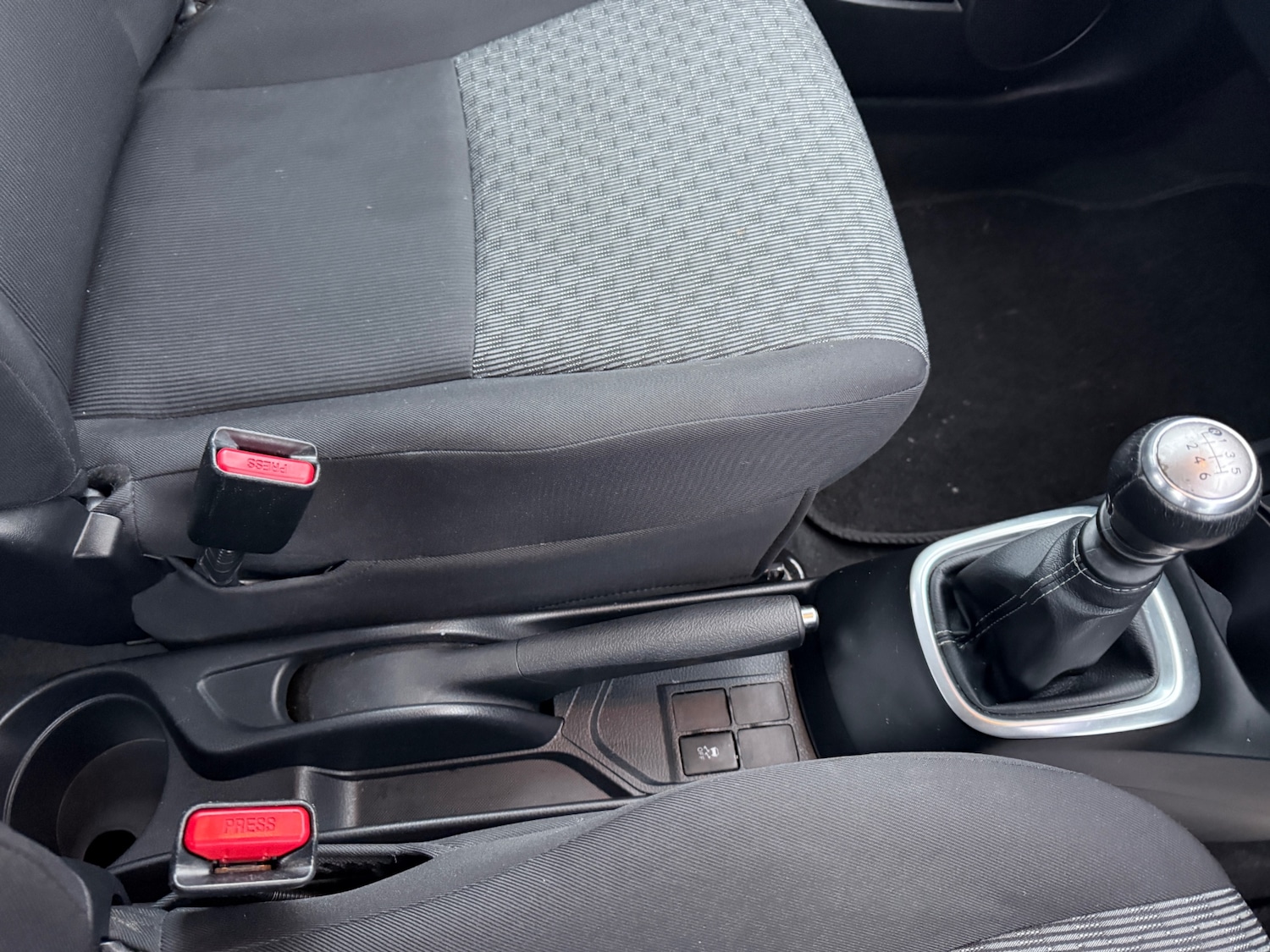 Used Toyota Yaris 2015 for sale - 77420606: Photo 28