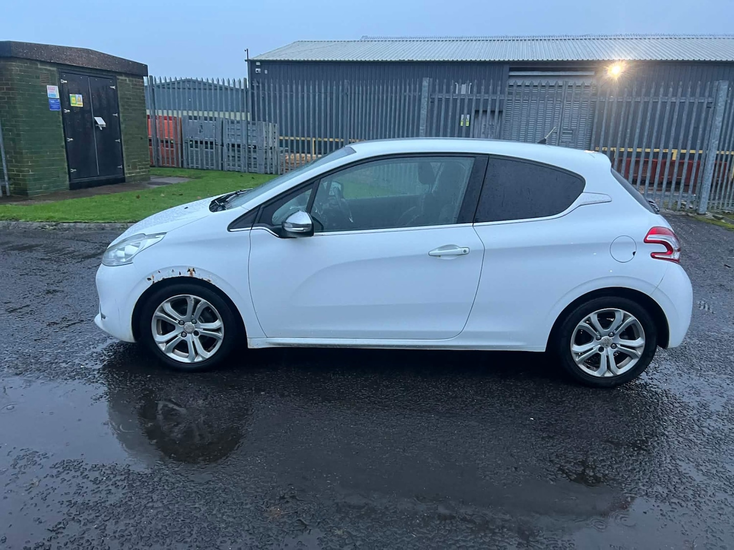 Used Peugeot 208 2012 for sale - 76709186: Photo 4