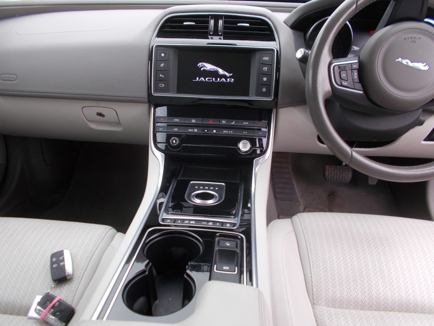 Used Jaguar XE 2015 for sale - 77635377: Photo 11