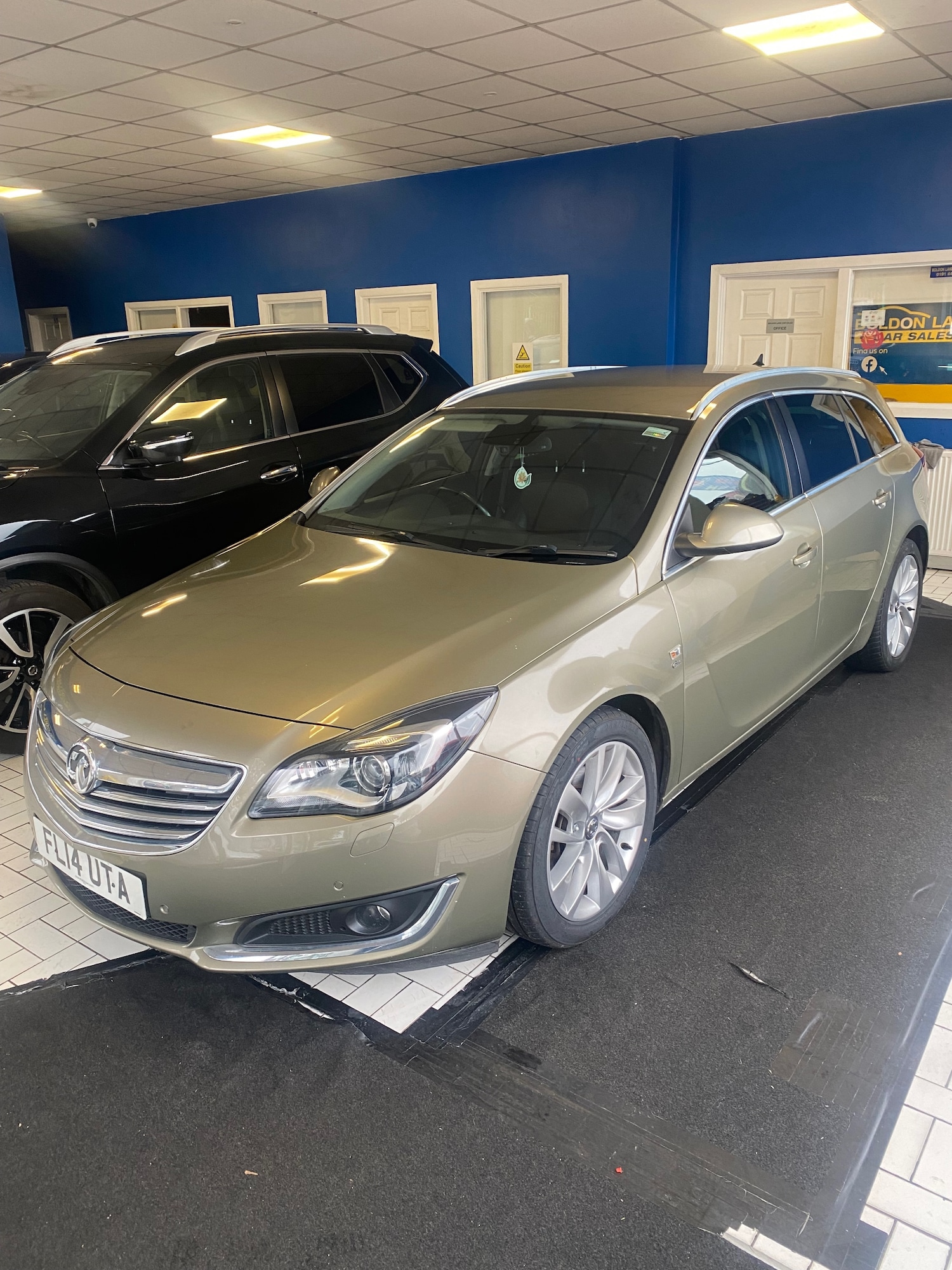 Used Vauxhall Insignia 2014 for sale - 76330138: Photo 2