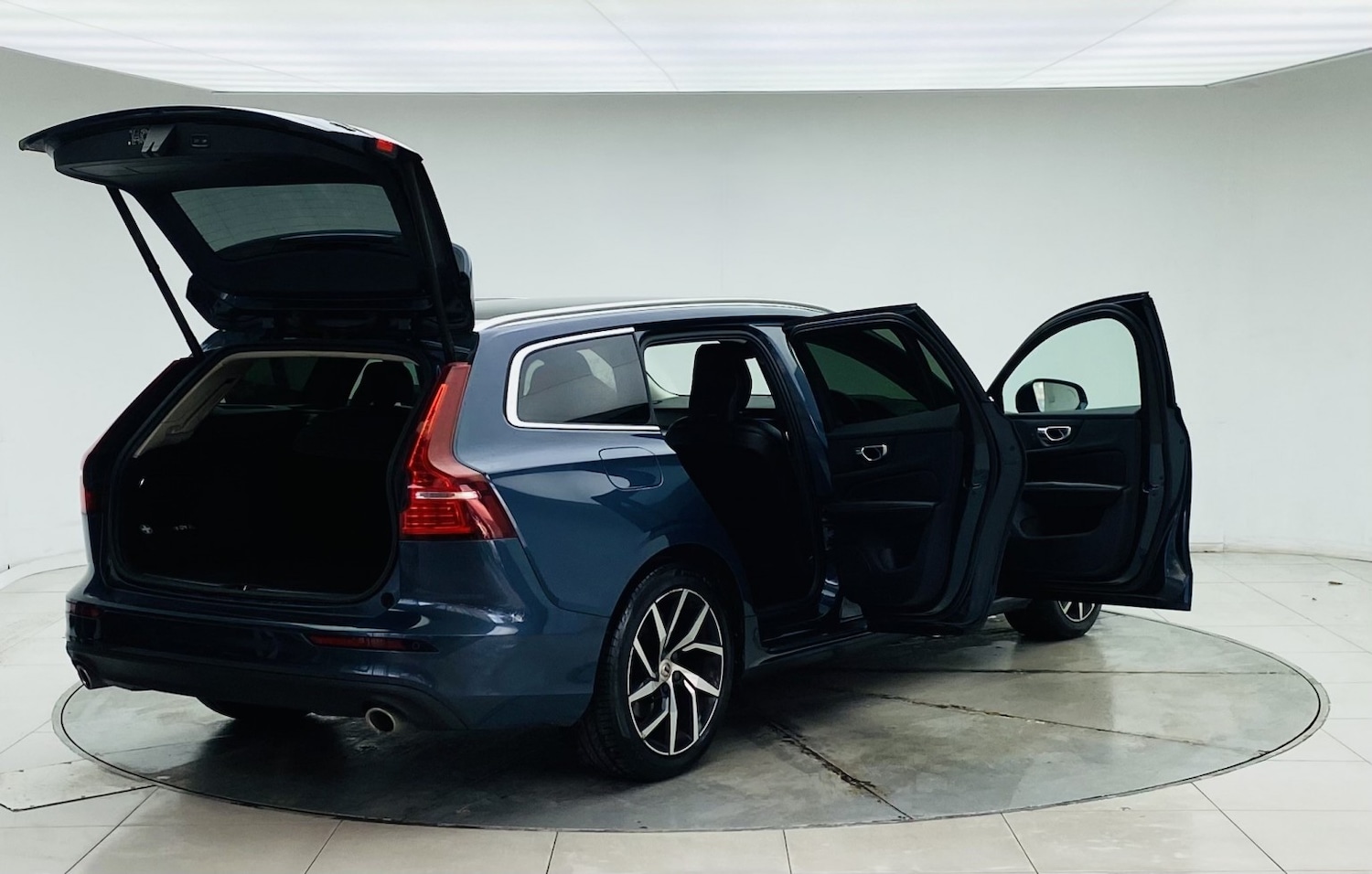 Used Volvo V60 2018 for sale - 77453310: Photo 4