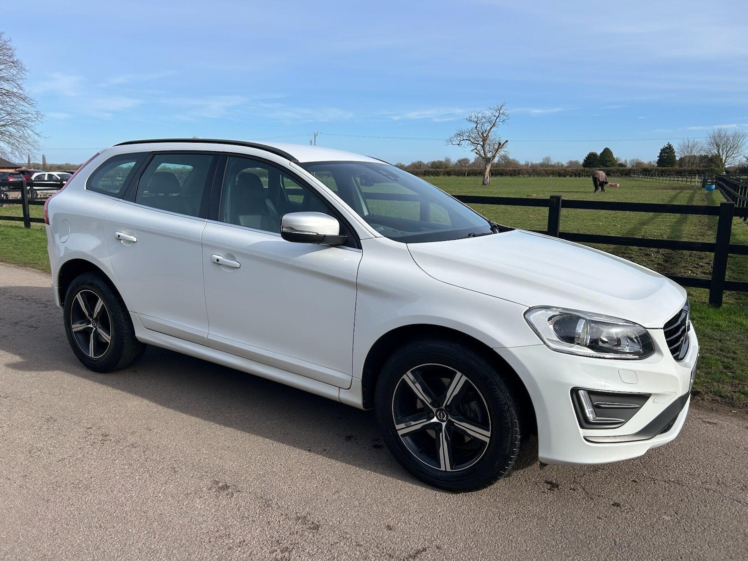 Used Volvo XC60 2017 for sale - 77578289: Photo 2