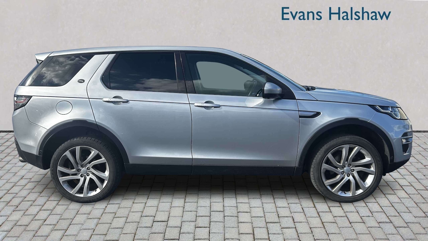 Used Land Rover Discovery Sport 2016 for sale - 77894320: Photo 4