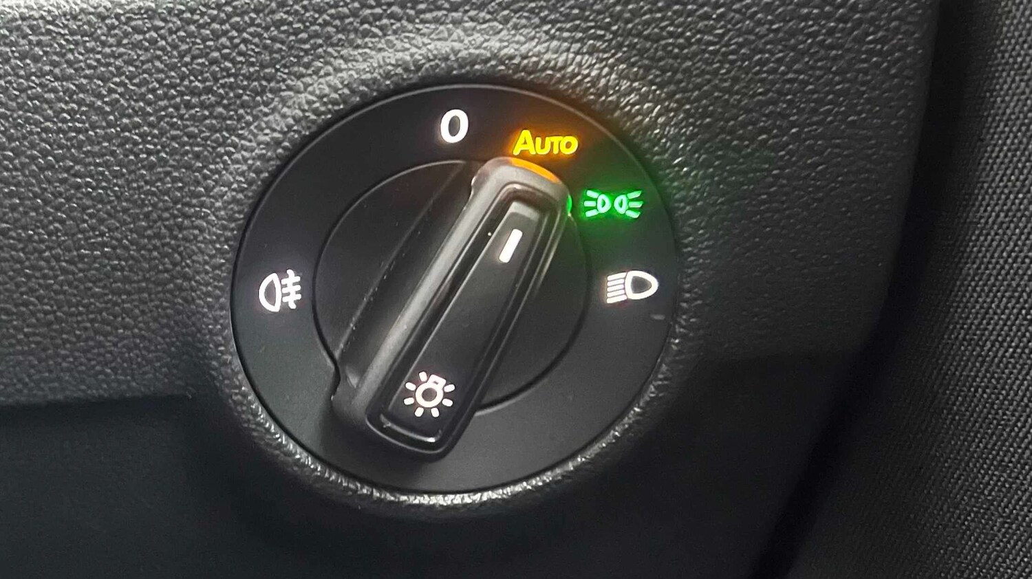 Used Volkswagen T-Roc for sale - 77862136: Photo 24