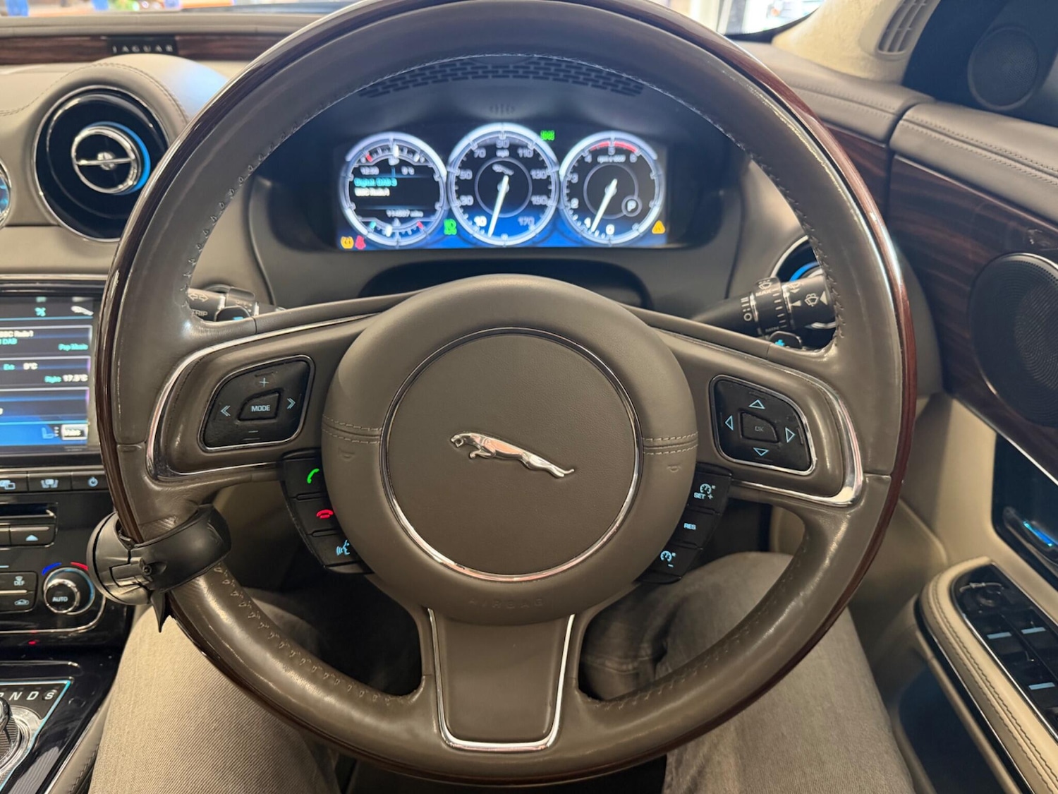 Used Jaguar XJ 2012 for sale - 76926808: Photo 33