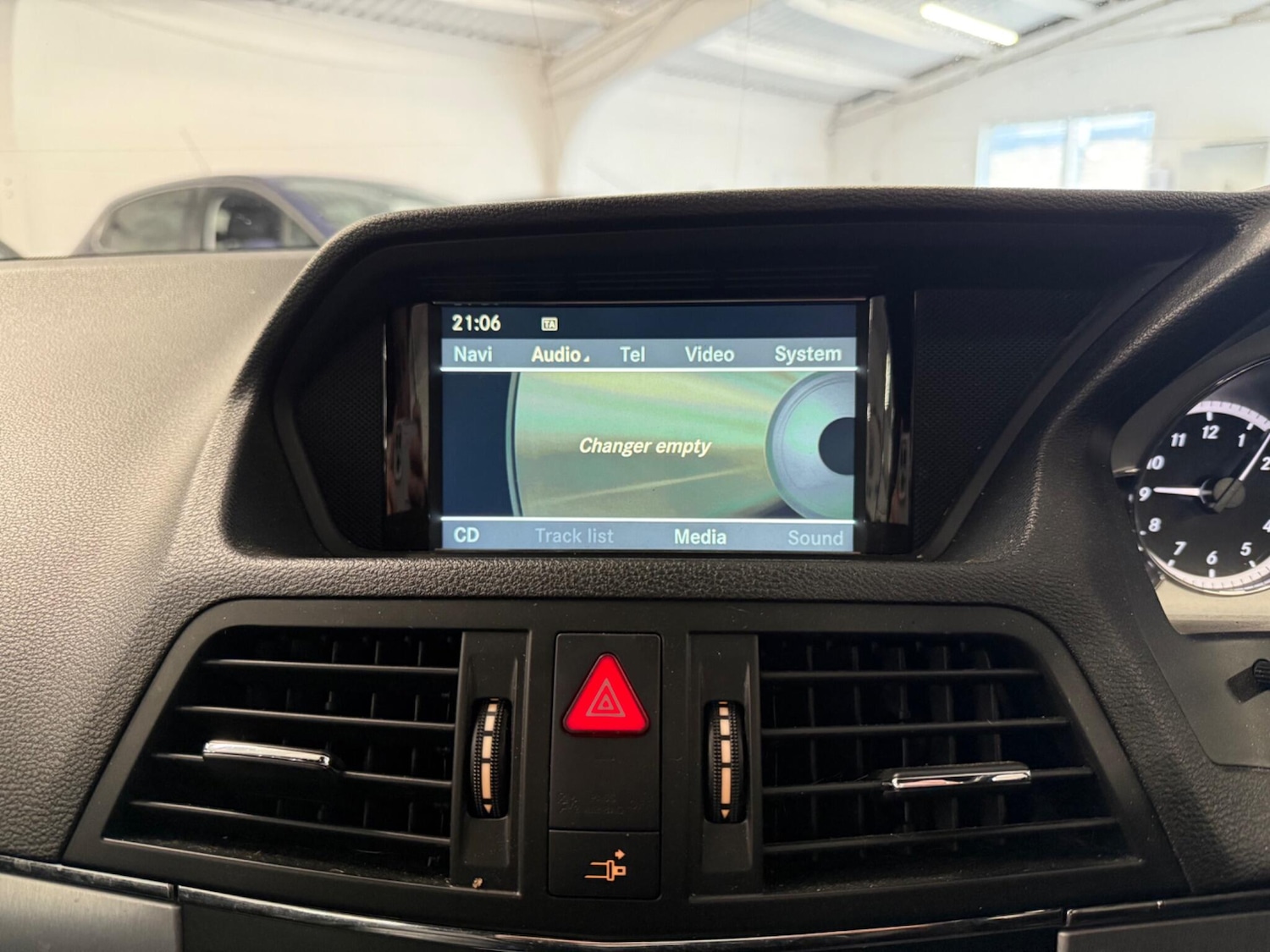 Used Mercedes-Benz E Class 2011 for sale - 76992994: Photo 26