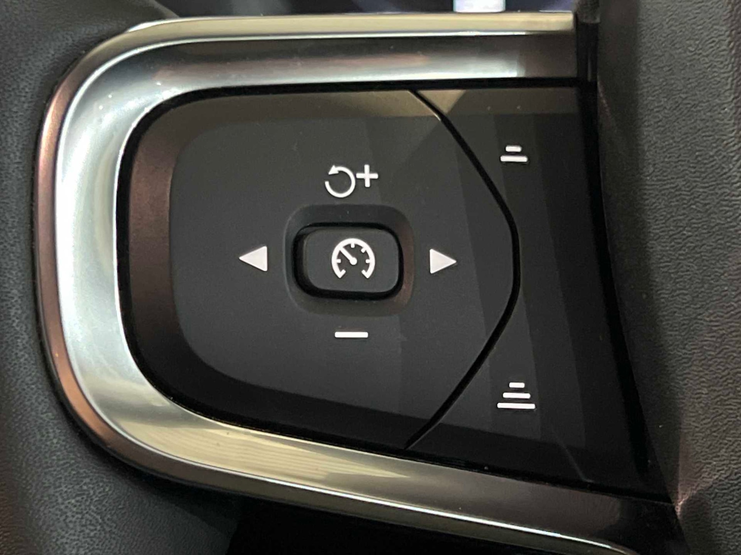 Used Volvo XC40 2022 for sale - 76553083: Photo 31