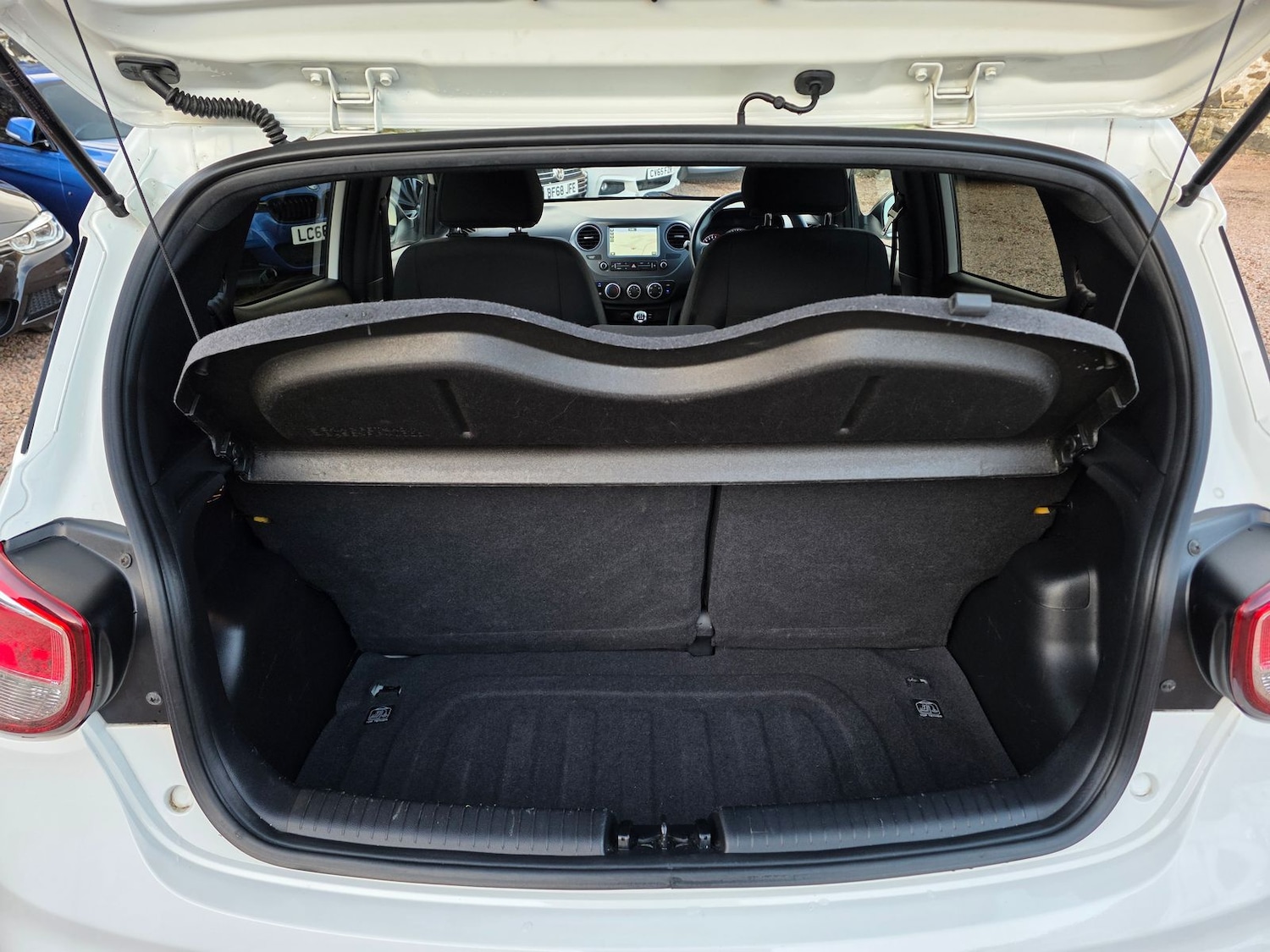 Used Hyundai i10 2018 for sale - 76400584: Photo 12