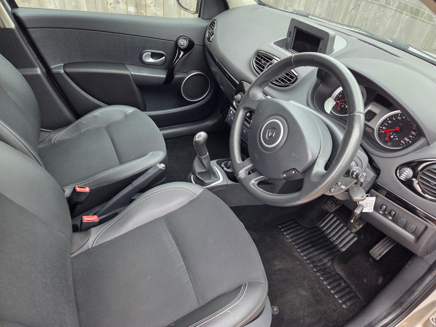 Used Renault Clio 2011 for sale - 76037328: Photo 10