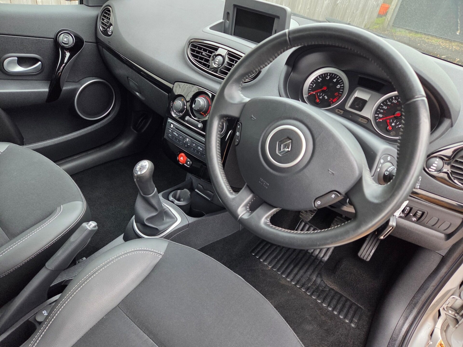 Used Renault Clio 2011 for sale - 76037328: Photo 11