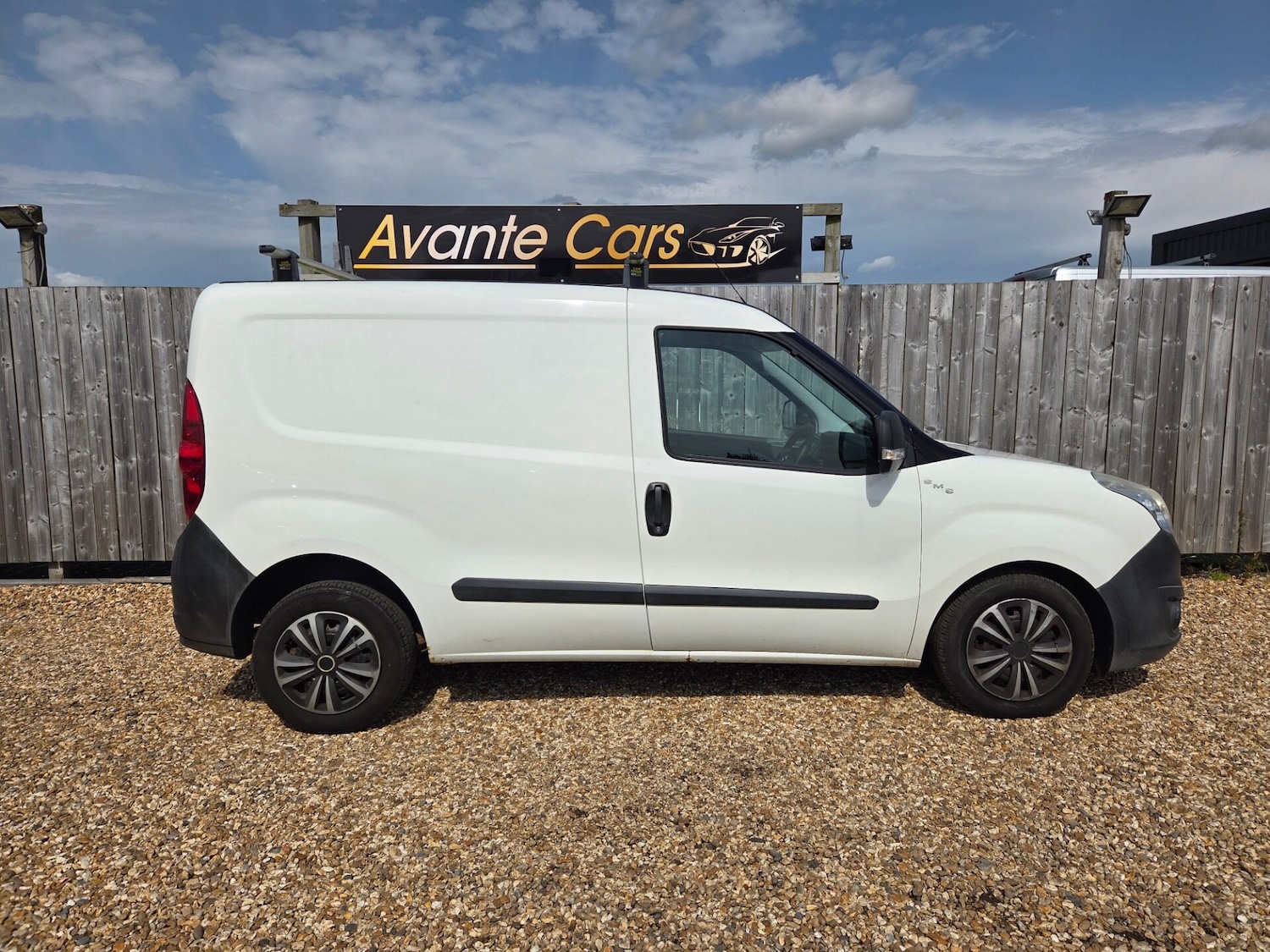 Used Vauxhall Combo 2015 for sale - 76040296: Photo 2