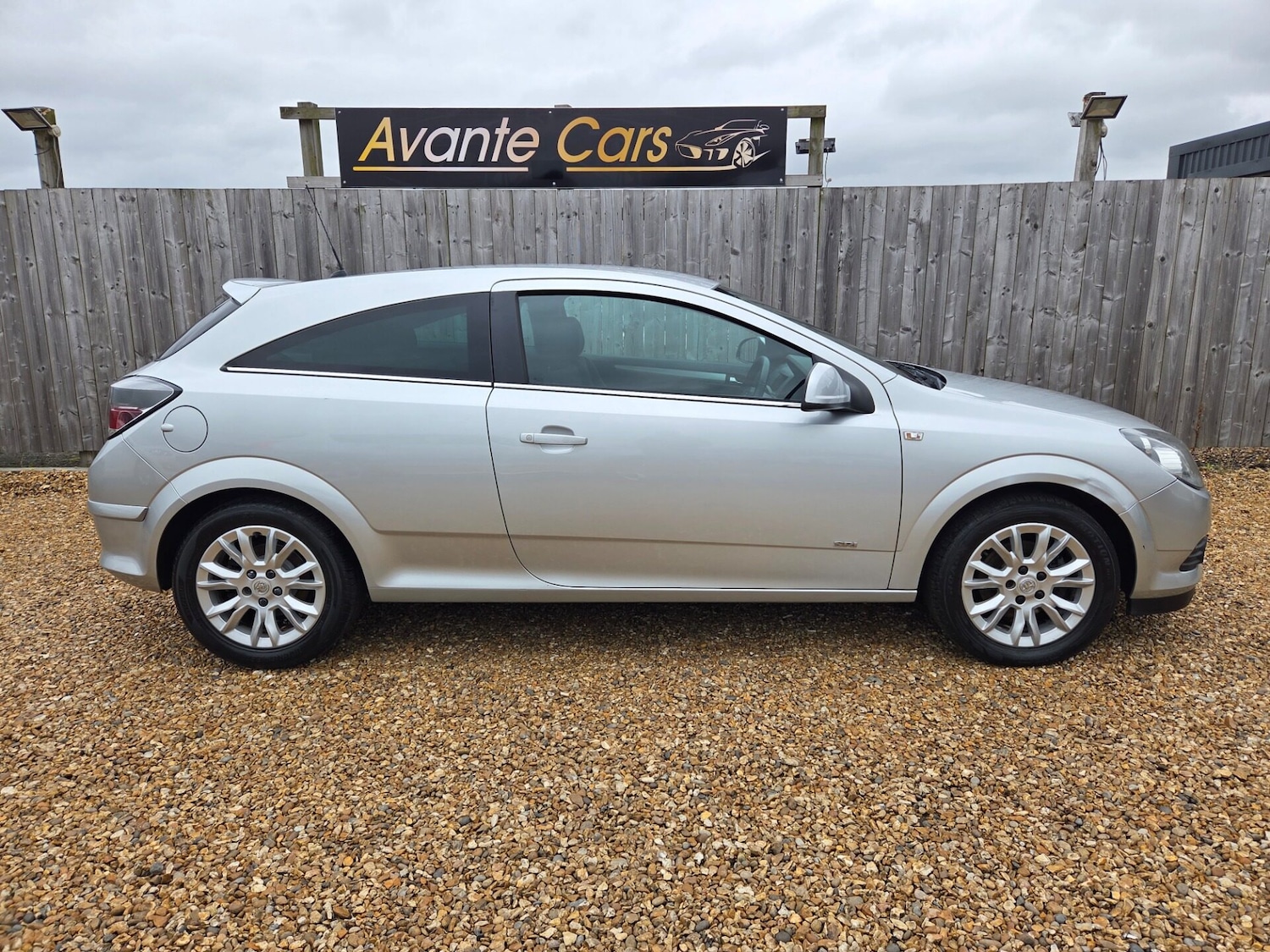 Used Vauxhall Astra 2011 for sale - 76895912: Photo 2