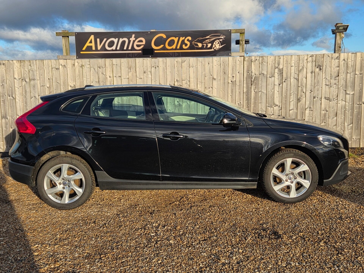 Used Volvo V40 2013 for sale - 76357466: Photo 2