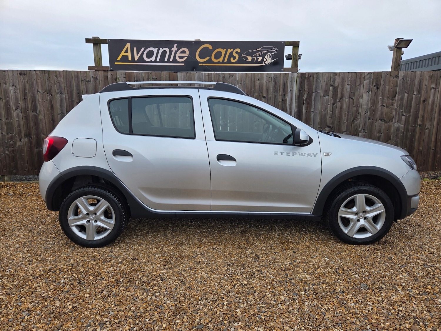 Used Dacia Sandero Stepway 2015 for sale - 76748963: Photo 2
