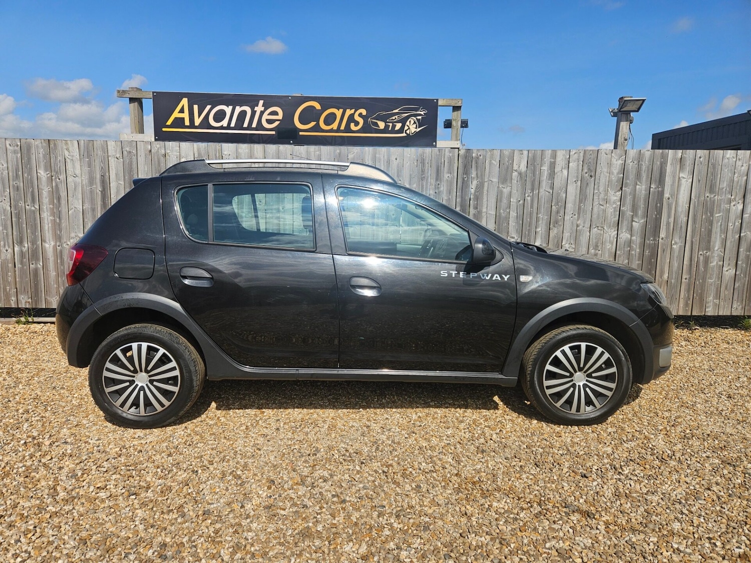 Used Dacia Sandero Stepway 2015 for sale - 76043845: Photo 2