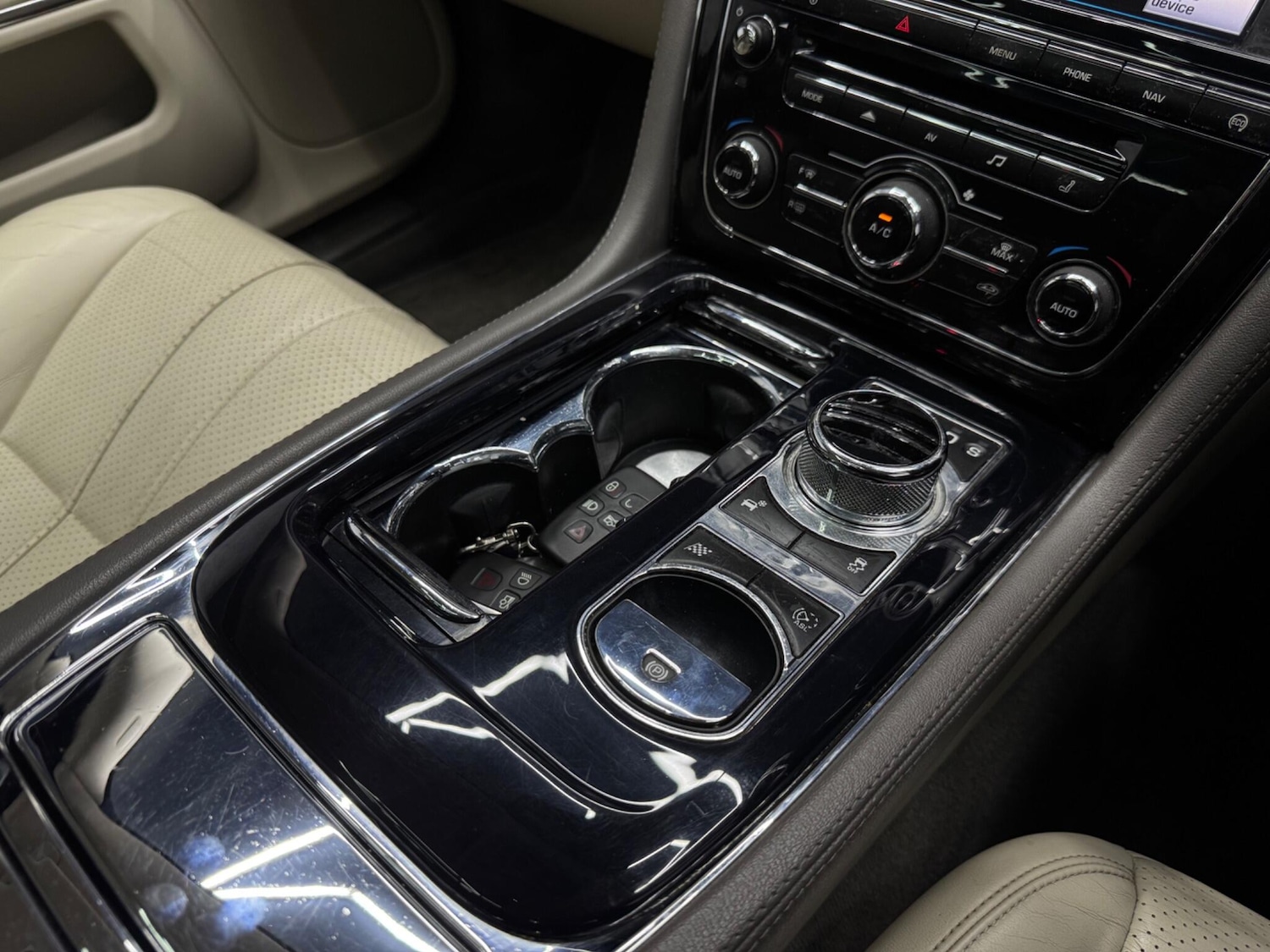 Used Jaguar XJ 2014 for sale - 76020454: Photo 14