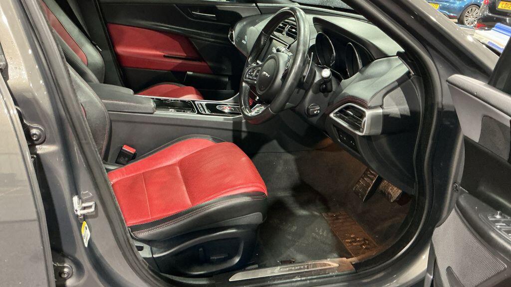 Used Jaguar XE 2016 for sale - 77315406: Photo 2