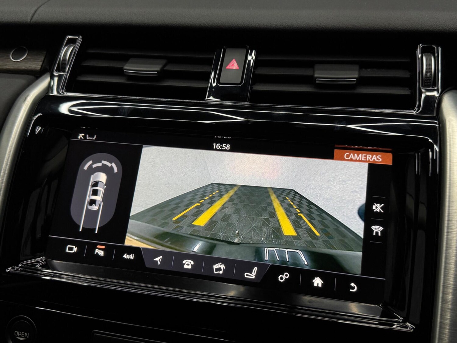 Used Land Rover Discovery 2017 for sale - 78058063: Photo 15